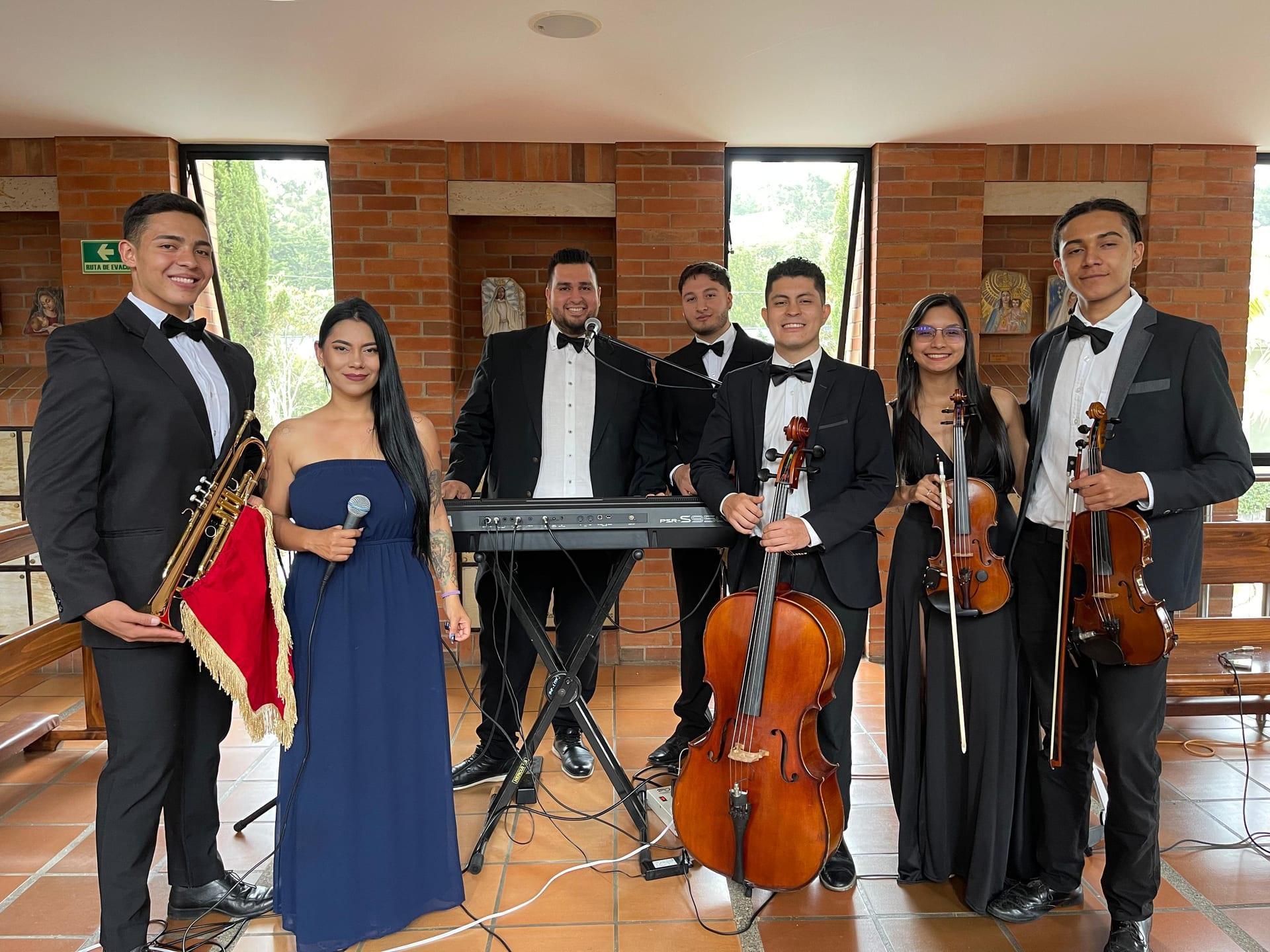 Pianista cantante, voz femenina, violin y violonchelo