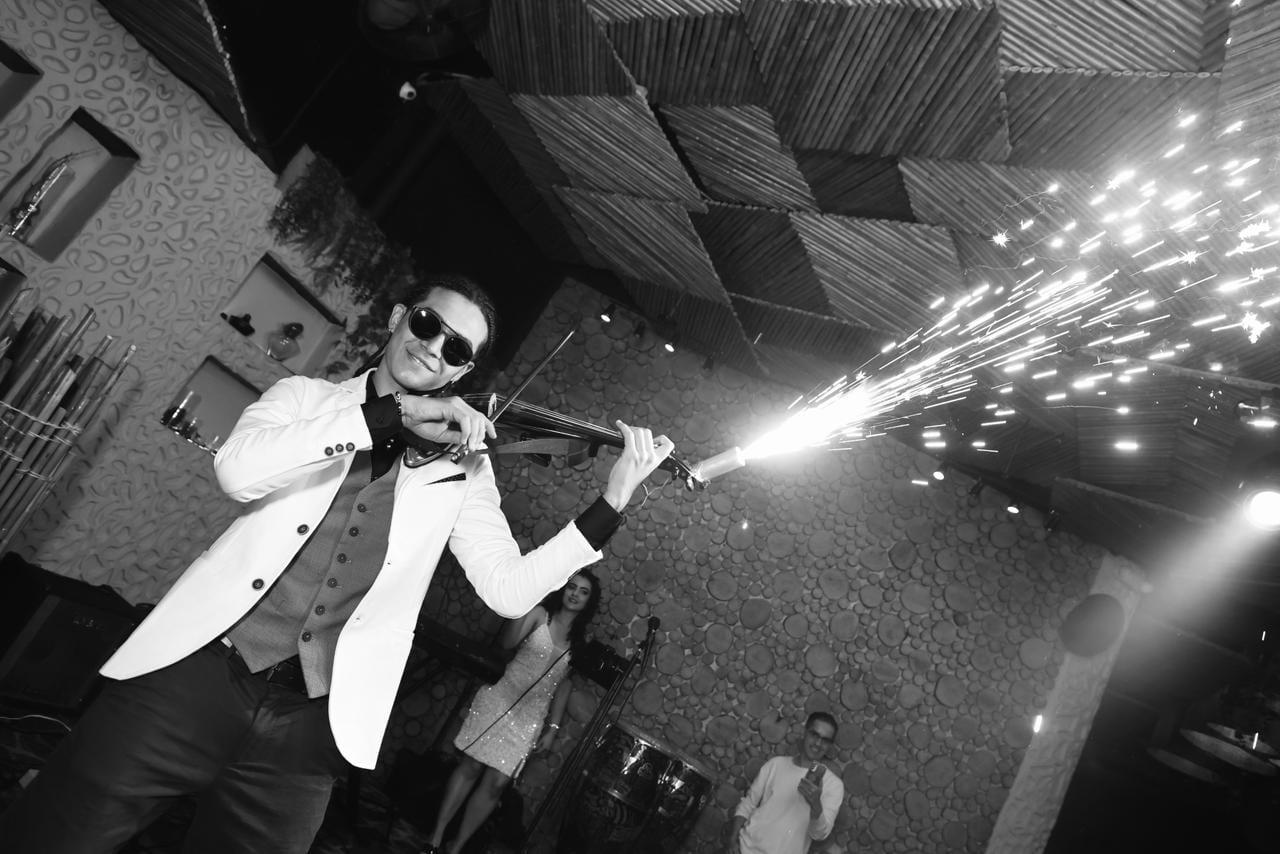 Violinista con chispas en vivo